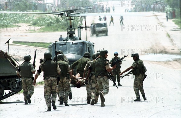 SOM, SOMALIA, Mogadishu, 01.07.1993 - Italian UN soldiers evacuate wounded. - -