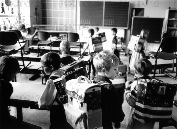 DEU, Meudt, 06.04.1993 -- From the series -- LINUS -- Linus arrives at school. (classroom, blackboard, satchel, schoolbag)