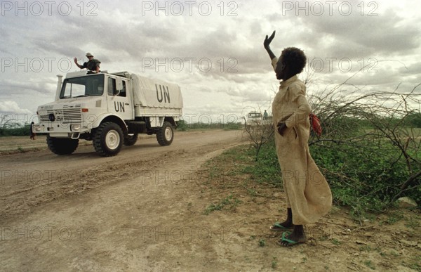 SOM, Belet Hün, 01.08.1993 -- A Somali child waves to arriving German troops at Belet Hün airfield. -- A Somali child welcomes German UN soldiers arriving in Belet Hün.
