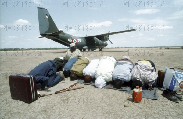 SOM, SOMALIA, Belet Hün, 1993 - Muslim Somalis on the Belet Hün airport. - -