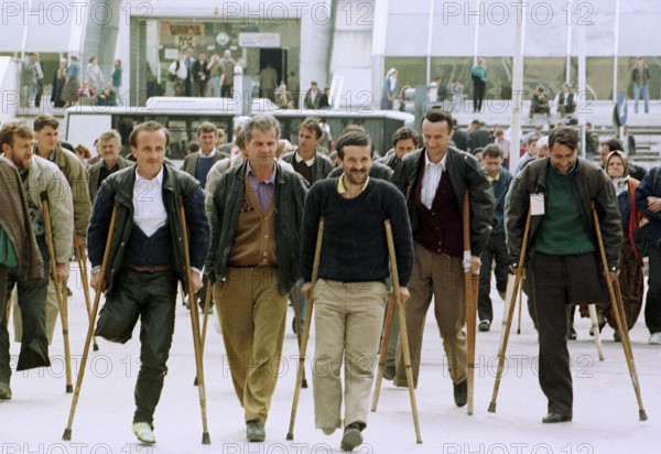 BIH, Tuzla, 01.05.1993 -- Refugees from Srebrenica on their way to prosthesis testing in Tuzla. -- Refugees from Srebrenica on their way for further treatment in Tuzla.   Bosnia Hercogovina, Eastern Europe