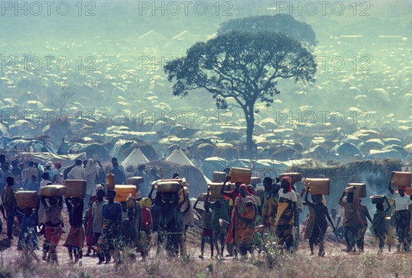 Benaco Camp, RWA, 19.05.1994 -- Rwandan refugees flee the fighting in their country, on their way to a water source. (Rwanda, war)