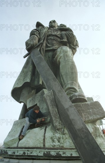 Berlin, DEU, 13.11.1998 -- Soviet banquet in Treptow. Driller Stefan Czaja (Engler + Haring) . --