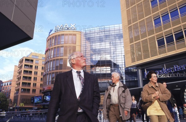 Berlin, DEU, 18.10.1998 -- Visitors to the Potsdamer Platz arcades. In the background, the Imax cinema, Saturn and McDonald's. (architecture, building, city view, shopping arcade)