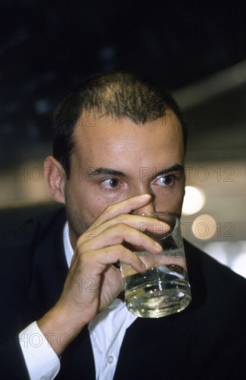 Berlin, DEU, 09.08.1999 -- portrait of Pixelpark manager Paulus Neef. (water glass, drink)
