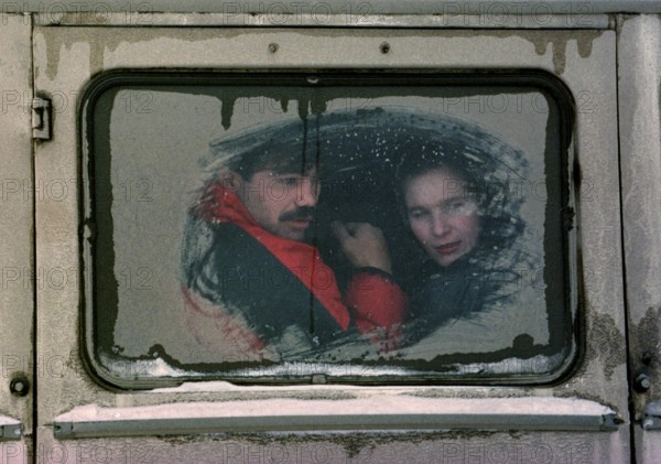 RUS, Grozny, 01.02.1995. -- Chechen refugees flee from Grozny. -- Chechen refugees fleeing the fightings around Grozny on the back of a truck.