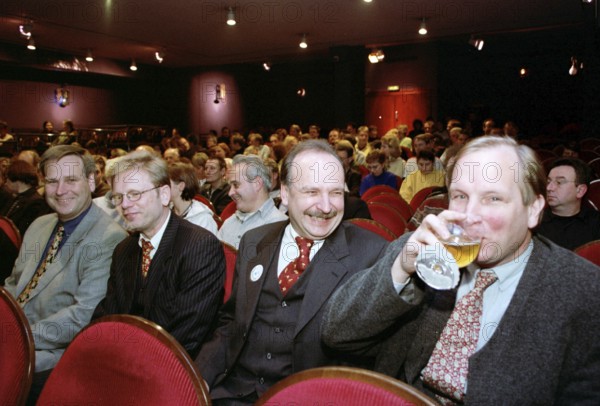 Berlin, DEU, 19.11.1998 -- Arnulf Rating with his program Out of Bonn at the cabaret Die Wülmäuse. (government officials, spectators)