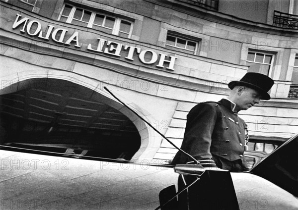 Berlin, DEU, 19.6.1998: Doormann profession: (porter) -- (report by ) Uwe Grünes from Lehnitz in Brandenburg is one of the 5 chosen people who greet their guests on behalf of Hotel Adlon