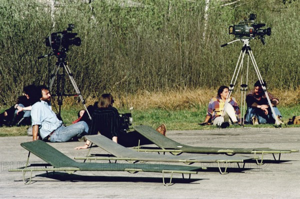 BIH, Bosnia, Tuzla, 01.05.1993 Cameramen wait their assistants together for the arrival of refugees from Srebrenica at Tuzla airfield