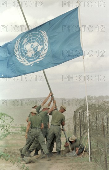 SOM, SOMALIA, Belet Hün, 25.07.1993 - German troops raise the flag in Belet Hün. - -