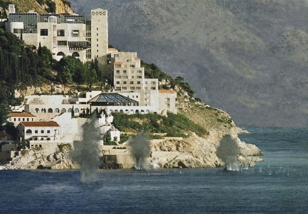 HRV, Kraotien, Dubrovnik 24.08.1992 Grenades fired by Serbs fall into the Mediterranean Sea in front of the old town of Dubrovnik. HRV Croatia, Dubrovnik, 1992 08 24 Shells Land in the Adriatic Sea in Front of Dubrovnik Old Twon