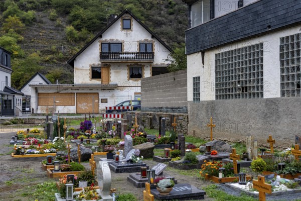 Reconstruction in the Ahr Valley, after the flood of July 2021, buildings that have not yet been renovated or demolished can be found in many places, but most buildings have now been repaired or rebuilt, restored cemetery, house not yet renovated or demolished, near Altenahr, Rhineland-Palatinate