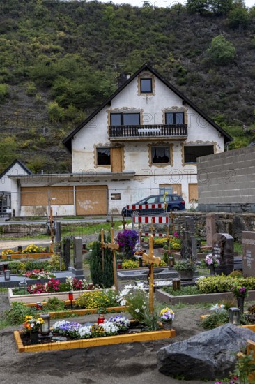 Reconstruction in the Ahr Valley, after the flood of July 2021, buildings that have not yet been renovated or demolished can be found in many places, but most buildings have now been repaired or rebuilt, restored cemetery, house not yet renovated or demolished, near Altenahr, Rhineland-Palatinate