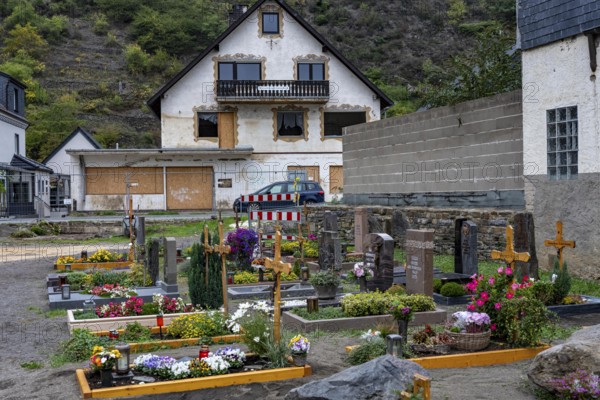 Reconstruction in the Ahr Valley, after the flood of July 2021, buildings that have not yet been renovated or demolished can be found in many places, but most buildings have now been repaired or rebuilt, restored cemetery, house not yet renovated or demolished, near Altenahr, Rhineland-Palatinate