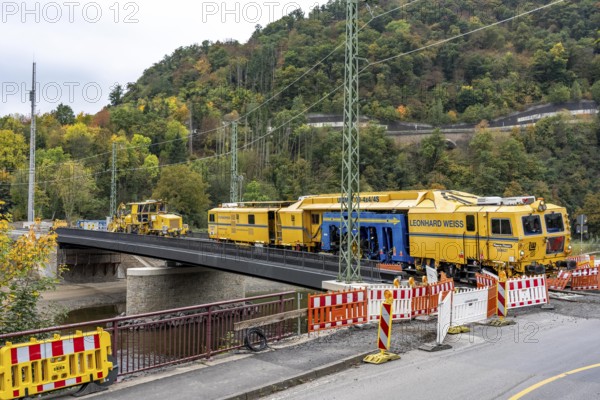 Reconstruction in the Ahr Valley, after the flood of July 2021, restoration of the railway infrastructure of the Ahr line, 29 km of tracks, 15 railway bridges, 7 were renovated, stations and stops renovated or renewed, 885 masts were built for the overhead line of the new electrification and 55 km of overhead lines were redrawn, here work on the railway bridge near Altenahr, Bauzug, Rhineland-Palatinate