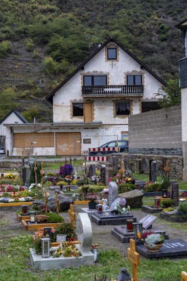 Reconstruction in the Ahr Valley, after the flood of July 2021, buildings that have not yet been renovated or demolished can be found in many places, but most buildings have now been repaired or rebuilt, restored cemetery, house not yet renovated or demolished, near Altenahr, Rhineland-Palatinate