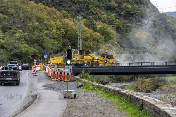 Reconstruction in the Ahr Valley, after the flood of July 2021, restoration of the railway infrastructure of the Ahr line, 29 km of tracks, 15 railway bridges, 7 were renovated, stations and stops renovated or renewed, 885 masts were built for the overhead line of the new electrification and 55 km of overhead lines were redrawn, here work on the railway bridge near Altenahr, Bauzug, Rhineland-Palatinate