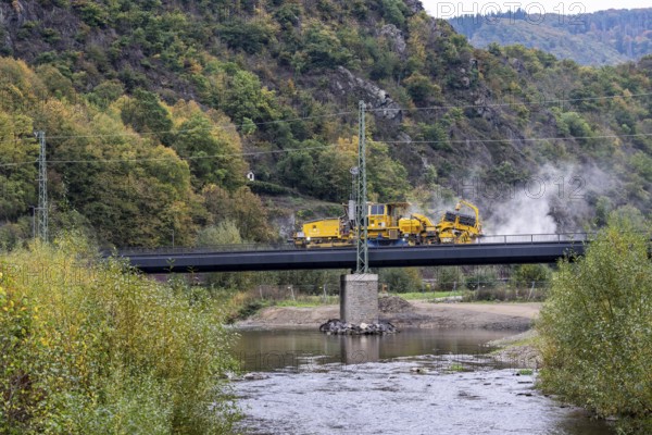 Reconstruction in the Ahr Valley, after the flood of July 2021, restoration of the railway infrastructure of the Ahr line, 29 km of tracks, 15 railway bridges, 7 were renovated, stations and stops renovated or renewed, 885 masts were built for the overhead line of the new electrification and 55 km of overhead lines were redrawn, here work on the railway bridge near Altenahr, Bauzug, Rhineland-Palatinate