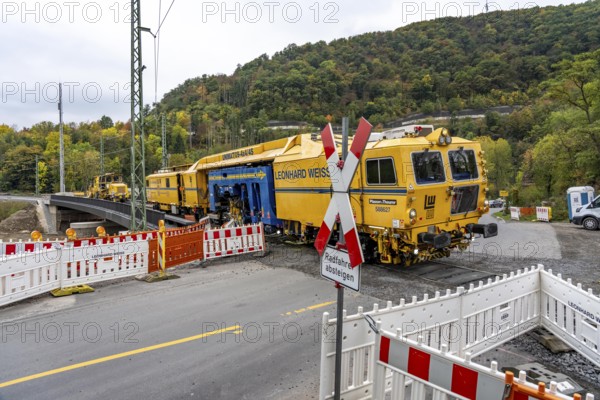 Reconstruction in the Ahr Valley, after the flood of July 2021, restoration of the railway infrastructure of the Ahr line, 29 km of tracks, 15 railway bridges, 7 were renovated, stations and stops renovated or renewed, 885 masts were built for the overhead line of the new electrification and 55 km of overhead lines were redrawn, here work on the railway bridge near Altenahr, Bauzug, Rhineland-Palatinate