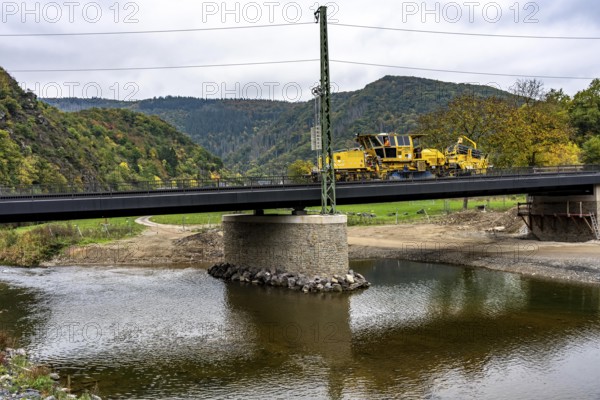 Reconstruction in the Ahr Valley, after the flood of July 2021, restoration of the railway infrastructure of the Ahr line, 29 km of tracks, 15 railway bridges, 7 were renovated, stations and stops renovated or renewed, 885 masts were built for the overhead line of the new electrification and 55 km of overhead lines were redrawn, here work on the railway bridge near Altenahr, Bauzug, Rhineland-Palatinate