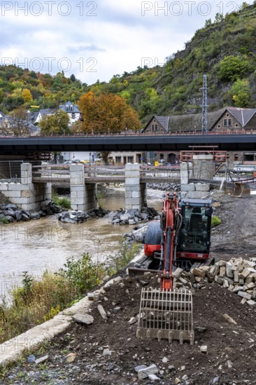 Reconstruction in the Ahr Valley, after the flood of July 2021, restoration of the railway infrastructure of the Ahr line, 29 km of tracks, 15 railway bridges, 7 were renovated, stations and stops renovated or renewed, 885 masts were built for the overhead line of the new electrification and 55 km of overhead lines were redrawn, here work on the cycle path bridge and railway bridge near Altenahr, Rhineland-Palatinate