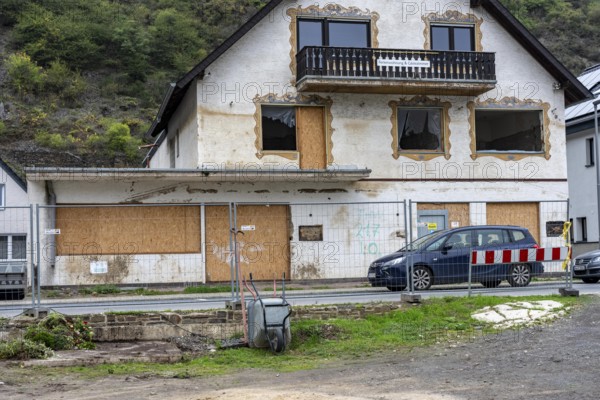 Reconstruction in the Ahr Valley, after the flood of July 2021, buildings that have not yet been renovated or demolished can be found in many towns, but most buildings have now been repaired or rebuilt, near Altenahr, Rhineland-Palatinate