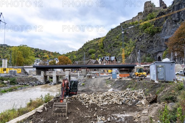 Reconstruction in the Ahr Valley, after the flood of July 2021, restoration of the railway infrastructure of the Ahr line, 29 km of tracks, 15 railway bridges, 7 were renovated, stations and stops renovated or renewed, 885 masts were built for the overhead line of the new electrification and 55 km of overhead lines were redrawn, here work on the cycle path bridge and railway bridge near Altenahr, Rhineland-Palatinate