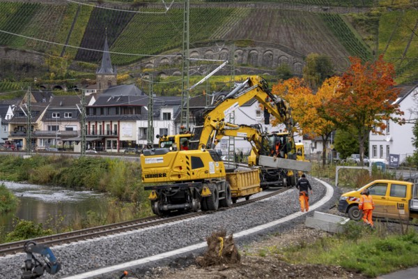 Reconstruction in the Ahr Valley, after the flood of July 2021, restoration of the railway infrastructure of the Ahr line, 29 km of tracks, 15 railway bridges, 7 were renovated, stations and stops renovated or renewed, 885 masts were built for the overhead line of the new electrification and 55 km of overhead lines were redrawn, here work on the railway bridge near Dernau, Rhineland-Palatinate