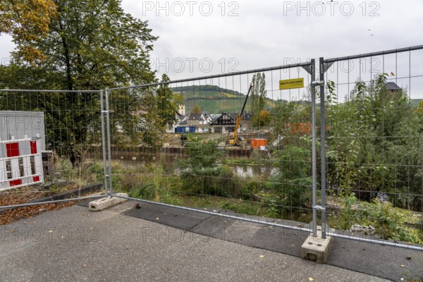 Temporary bridges across the Ahr, in the Ahr Valley, after the flood of July 2021, built by the Technical Relief Agency, THW built 19 vehicle bridges and 5 pedestrian bridges after the flood disaster, in places where the flood had destroyed the existing bridges, until today, 4 years later, they are still in operation, here in Ahrweiler, next to the destroyed bridge, Mittelahr region, Rhineland-Palatinate