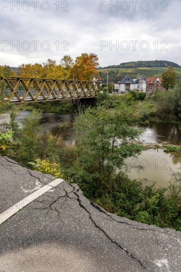 Temporary bridges across the Ahr, in the Ahr Valley, after the flood of July 2021, built by the Technical Relief Agency, THW built 19 vehicle bridges and 5 pedestrian bridges after the flood disaster, in places where the flood had destroyed the existing bridges, until today, 4 years later, they are still in operation, here in Ahrweiler, next to the destroyed bridge, Mittelahr region, Rhineland-Palatinate