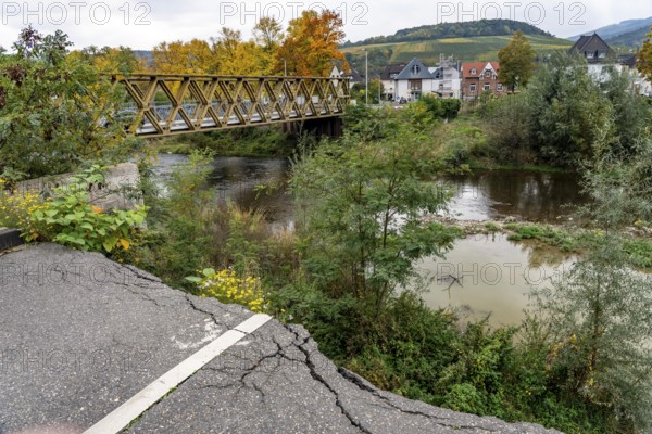 Temporary bridges across the Ahr, in the Ahr Valley, after the flood of July 2021, built by the Technical Relief Agency, THW built 19 vehicle bridges and 5 pedestrian bridges after the flood disaster, in places where the flood had destroyed the existing bridges, until today, 4 years later, they are still in operation, here in Ahrweiler, next to the destroyed bridge, Mittelahr region, Rhineland-Palatinate