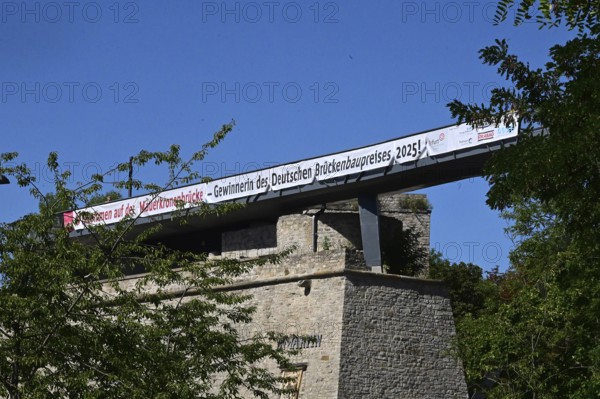 Pedestrian bridge as a tourist viewing project: The Mauerkronenbrücke crowns the Lauentor and connects Bastion Martin with the Petersberg Citadel