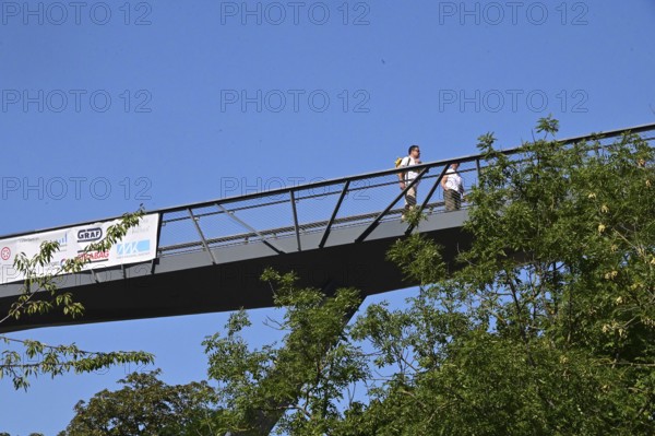 Pedestrian bridge as a tourist viewing project: The Mauerkronenbrücke crowns the Lauentor and connects Bastion Martin with the Petersberg Citadel