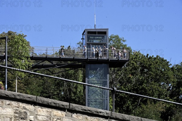 Pedestrian bridge as a tourist viewing project: The Mauerkronenbrücke crowns the Lauentor and connects Bastion Martin with the Petersberg Citadel