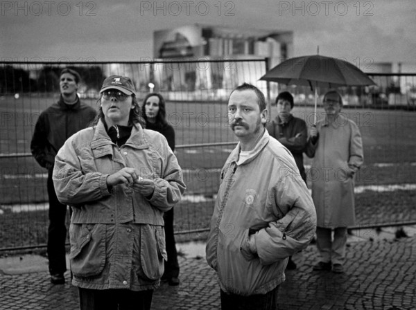 DEU, Germany, Berlin, 22.09.2002, People watch the election results on a large screen