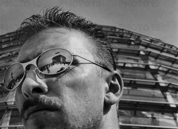 DEU, Germany, Berlin, 11.06.2000, The German Reichstag building reflects in a security guard's sunglasses