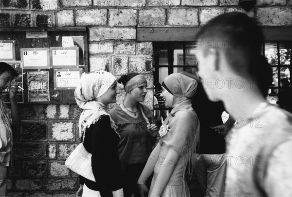 BIH, Bosnia, Sarajevo, 22.07.2005, Muslim woman in front of a mosque in the old town