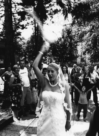 BIH, Bosnia, Tuzla, 17.07.2005, Bride throws bouquet