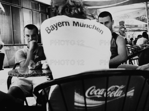 BIH, Bosnia, Tuzla, 05.10.2005, young people in street cafe