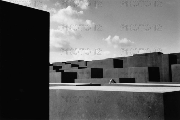 DEU, Germany, Berlin, 04.06.2006, Memorial by American architect Peter Eisenmann for the murdered Jews of Europe
