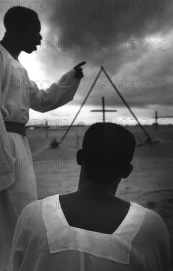 NGA, Lagos, 20.05.97 -- Free churches in Lagos. -- A priest accepts confession from a believer in front of the service. -- © Karsten Thielker