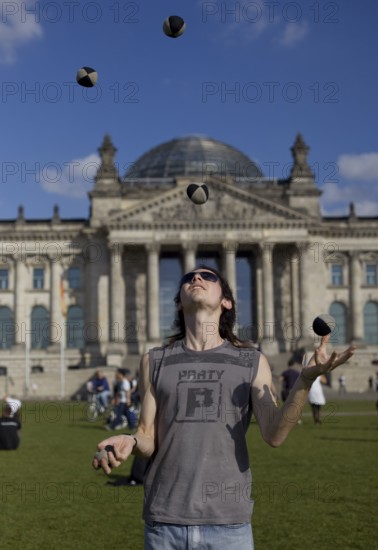GERMANY Berlin Juggler on the meadow in front of the Reichstag in Berlin. Germany Berlin A juggler in front of the Reichstag