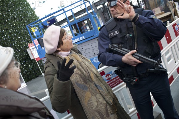 Berlin 2010-11-24 A woman talks to a police officer in Berlin Central Station. DEU Berlin 2010-11-24 Women Talk to Police at Berlin's Main Station