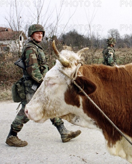 BIH, Bosnia, Brcko, 22.12.1995, American soldiers on patrol