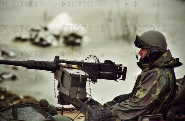 BIH, Bosnia, Vinkovski, 20.12.1995, American soldier crossing the Sava towards Bosnia