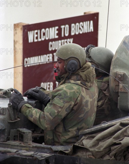 BIH, Bosnia, Vinkovski, 20.12.1995, American soldiers cross the Sava towards Bosnia