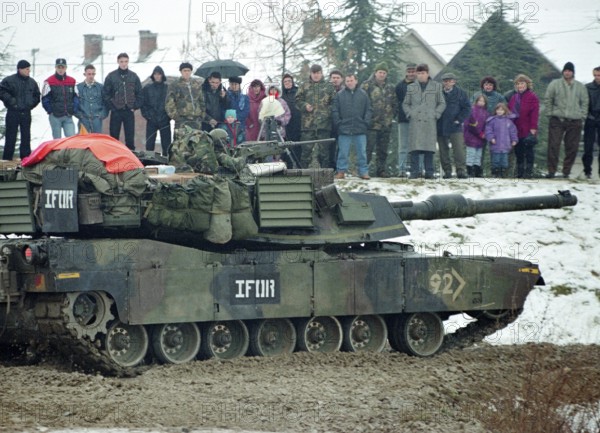 BIH, Bosnia, Vinkovski, 20.12.1995, American soldiers cross the Sava towards Bosnia