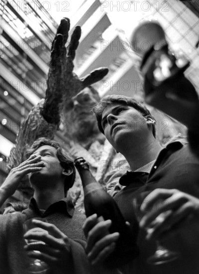 DEU, Germany, Berlin, 27.09.1998, Drinking on the election victory of the SPD in the Berlin party headquarters