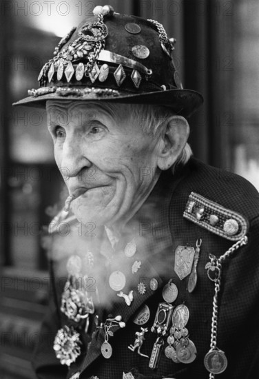 DEU, Germany, Berlin, 02.03.1998, An old man, in decorated uniform, smokes