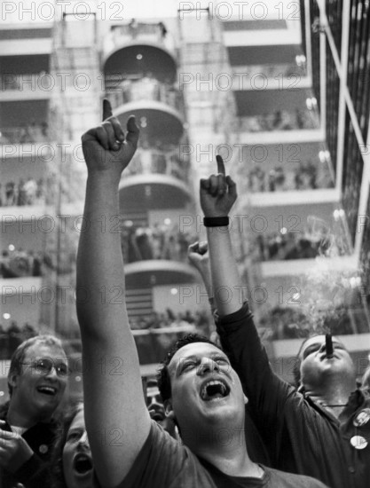 DEU, Germany, Berlin, 27.09.1998, cheers after the SPD's election victory in Berlin's party headquarters